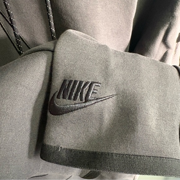 Nike Tech Set - Picture 8 of 12